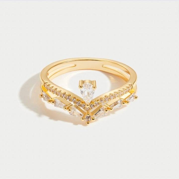 AURA – ELEGANT CRYSTAL RING